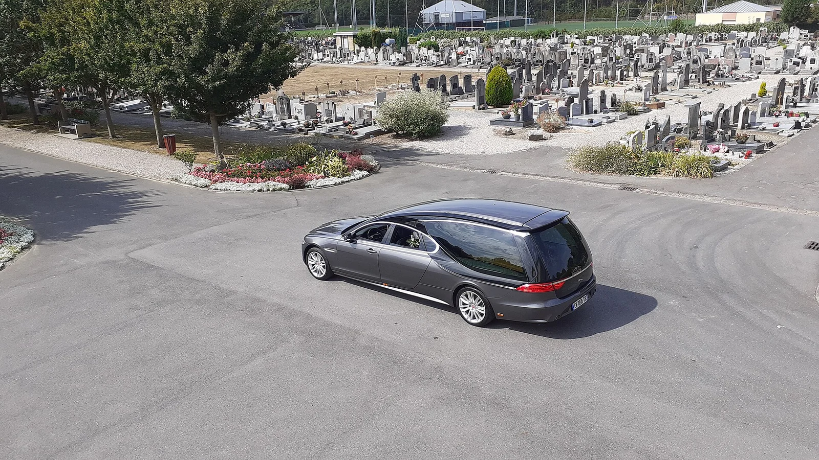 Corbillard circulant à proximité d’un cimetière.